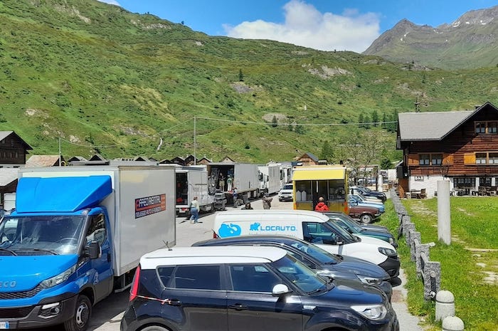 Riccardo Scamarcio alla Cascata del Toce per le riprese del nuovo film sul mondo del rally