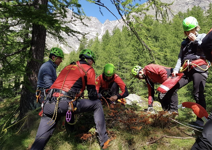 Infortunato all'arrivo della seggiovia Belvedere: esercitazione del Cnsas ai piedi del Rosa. Foto