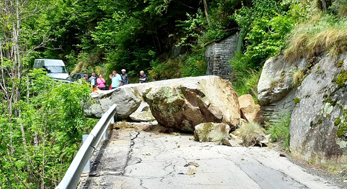 Grosso masso frana sulla strada per San Domenico