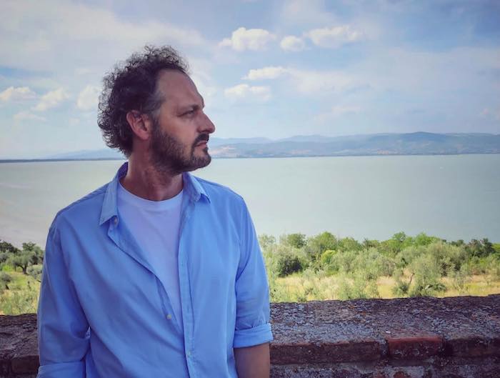 Fabio Troiano porta in scena l'investigatore Pepe Carvalho, stasera a Villa Maioni 