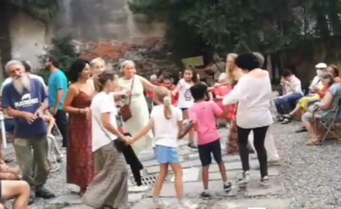 Intra: ancora una festa in cortile, domenica pomeriggio 