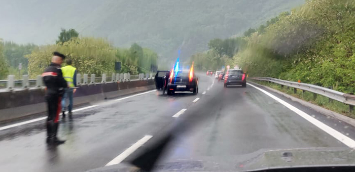 Acquaplaning in superstrada, auto contro il rail