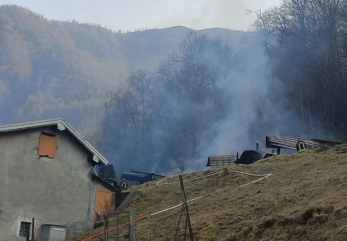 Incendio in val Bognanco, bruciata una baita e parte del bosco