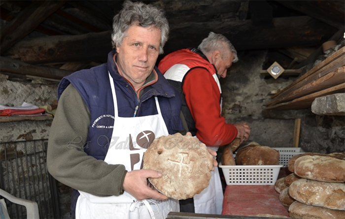 A Macugnaga il pane di segale nel forno frazionale grazie agli "ofe mandjini", gli uomini del forno. Fotogallery