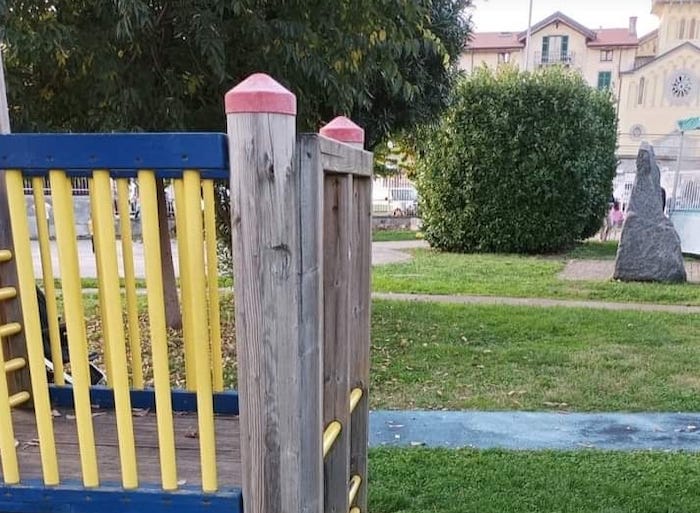 Il parchetto smantellato per creare posti auto, l'opposizione insorge