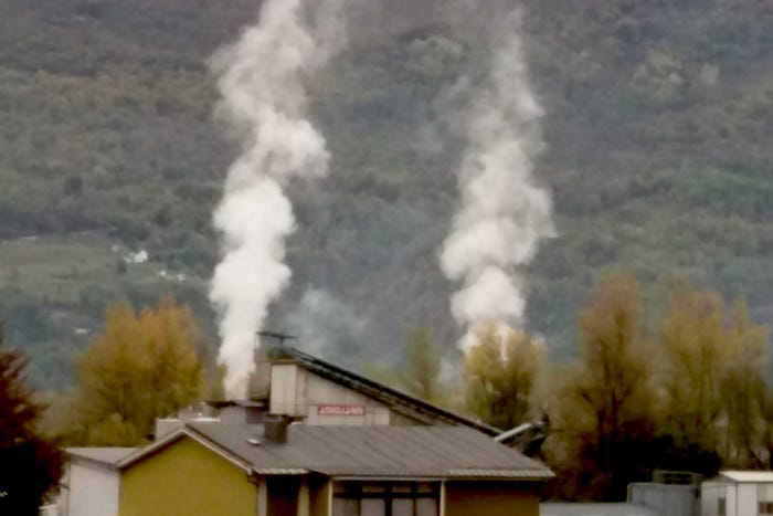 Preglia: cittadini preoccupati per i fumi rilasciati da un'azienda