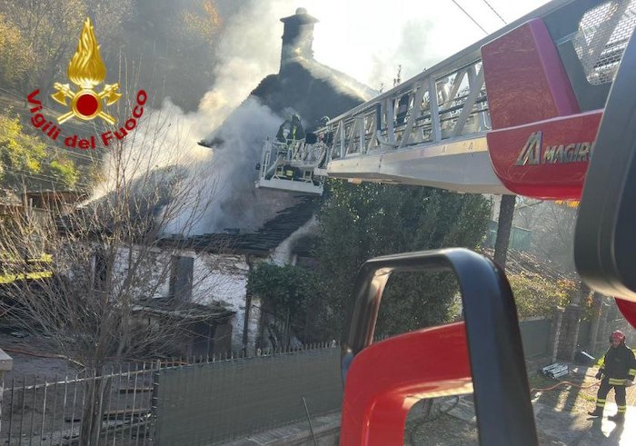 Vogogna: legnaia in fiamme, lunghe le operazioni di spegnimento 
