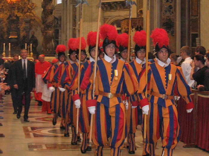 Future guardie del Papa in addestramento sul Monte Ceneri 
