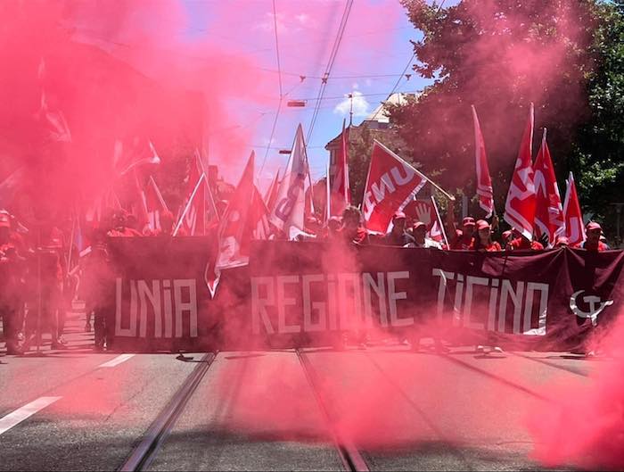 Fino a 12 ore di lavoro al giorno: la protesta degli edili in Ticino