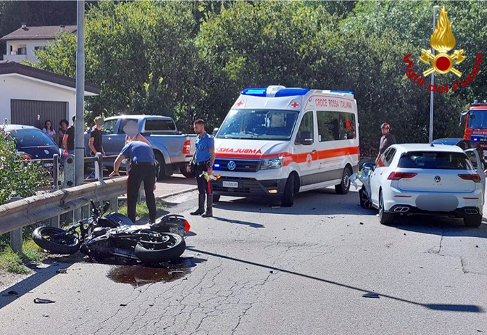 Scontro auto- moto, il centauro cade oltre il guard rail in un campo. Fratture multiple, portato al Dea