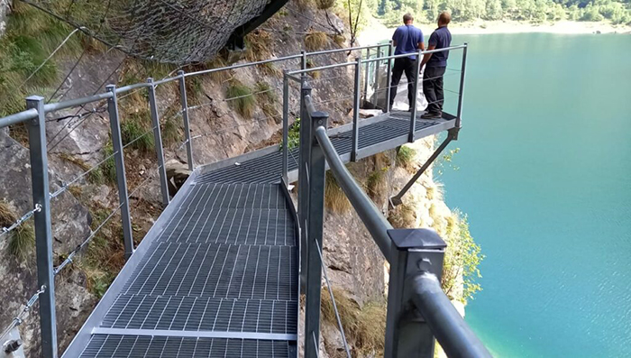 Riapre il giro lago di Antrona con il passaggio mozzafiato dietro la cascata