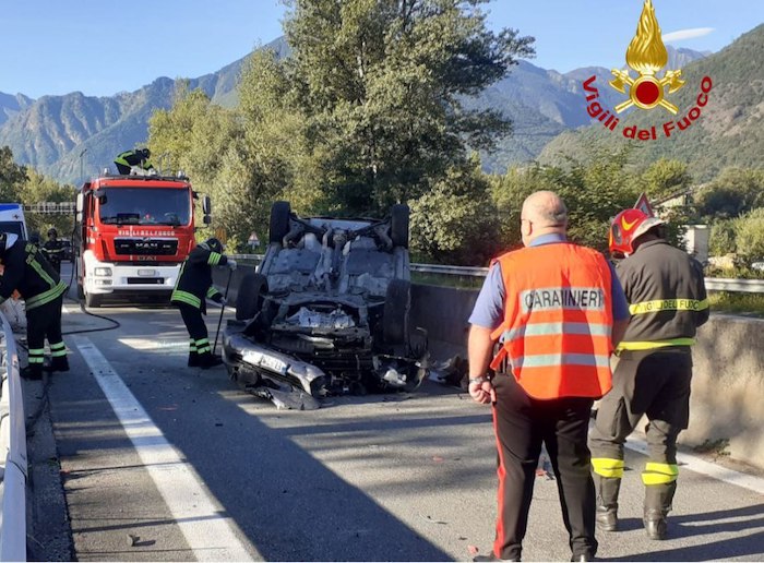 Auto si ribalta: ferite lievi per il conducente, Superstrada riaperta 