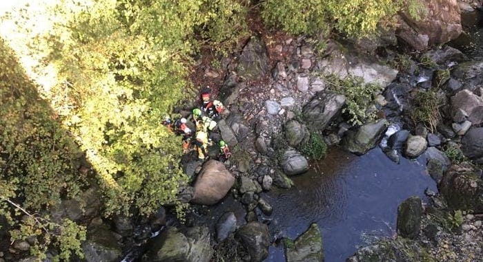 Fungiatt 85enne cade e finisce sul greto del torrente, recuperata con l'elicottero - Video 