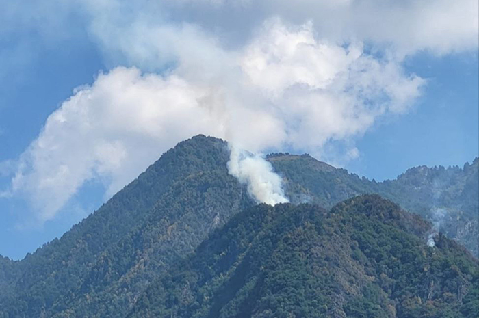 Ancora fiamme sui boschi di Beura, non bastano i lanci col canadair e l'elicottero