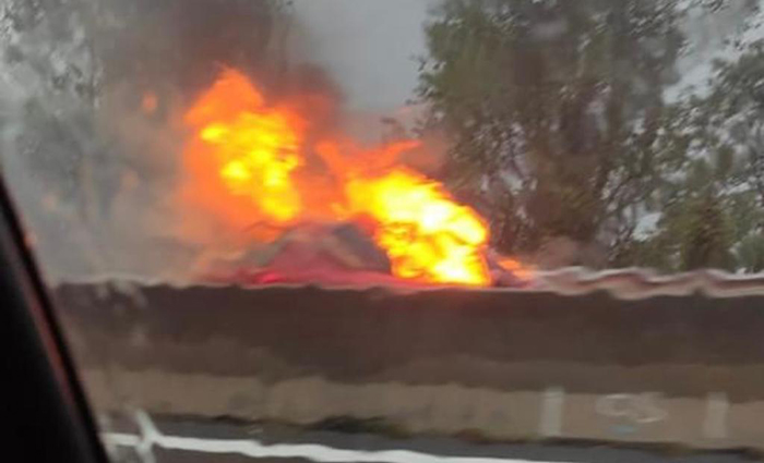 Auto a fuoco in superstrada, illeso l'occupante. Vigili del fuoco sul posto