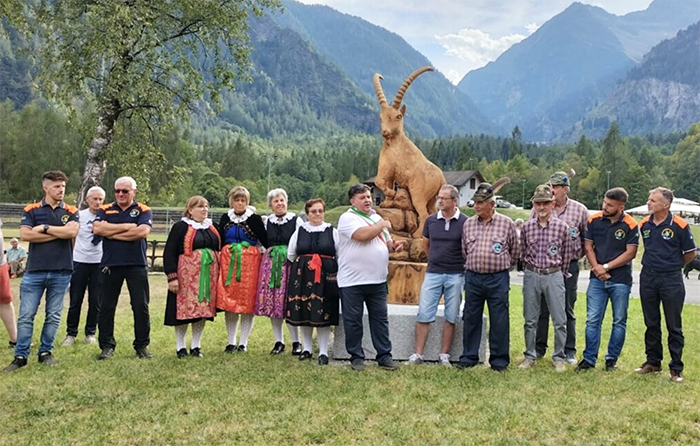 Antrona: inaugurata la scultura in legno raffigurante lo stambecco del Cingino