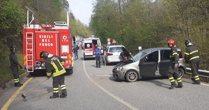 Auto esce di strada, urta la roccia e finisce sulla corsia opposta. Un ferito