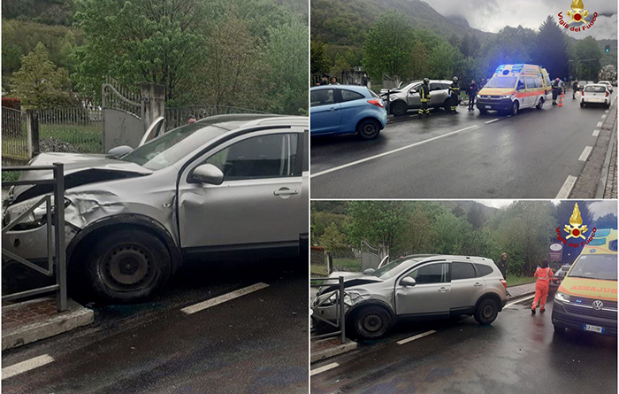 Incidente tra due auto, si urta una cancellata. Donna in difficoltà a uscire