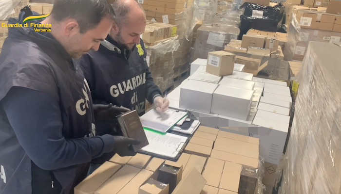 Cosmetici cancerogeni: 270mila prodotti sequestrati dalla Gdf del VCO, tre denunciati