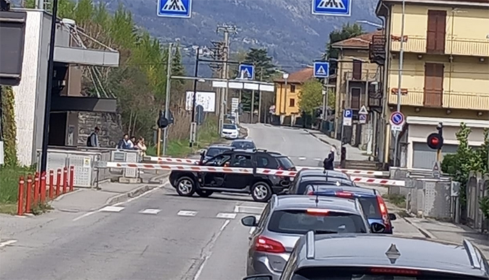 Automobilista distratto rimane bloccato nel passaggio a livello
