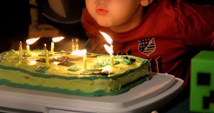 Non può vedere il figlio: papà festeggia il compleanno con un cartello fuori scuola