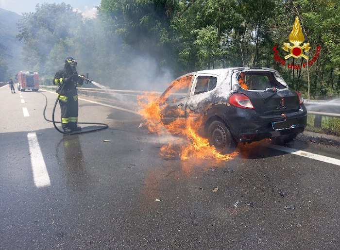 Auto in fiamme in Superstrada: nessun ferito, statale chiusa per un'ora