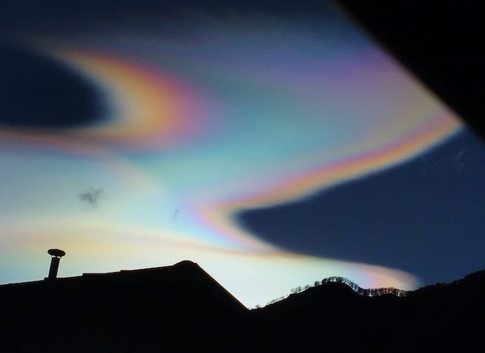 Il cielo dà spettacolo: le nubi iridescenti sopra  l'Ossola 
