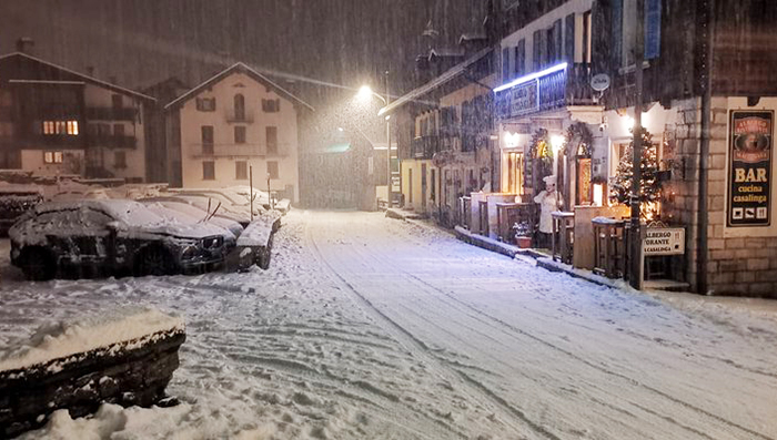Preziosa spolverata di bianco sulle montagne ossolane. Impianti aperti, si scia! 