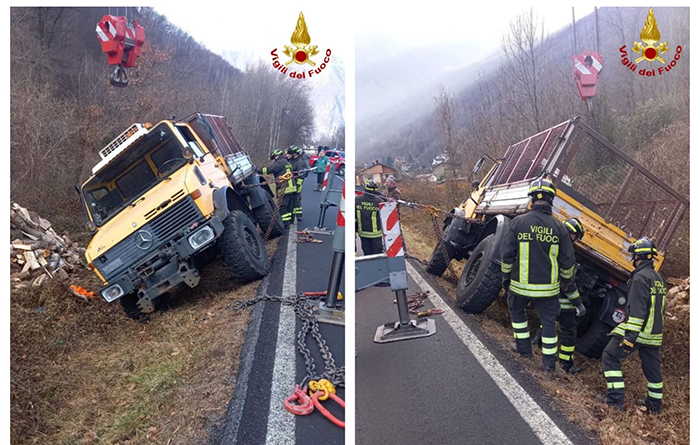 Autocarro si ribalta e perde il carico, intervento dell'autogrù dei Vvf