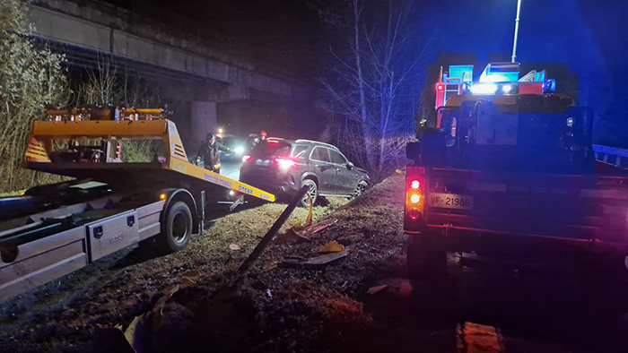 Illeso il conducente dell'auto uscita di strada sulla superstrada