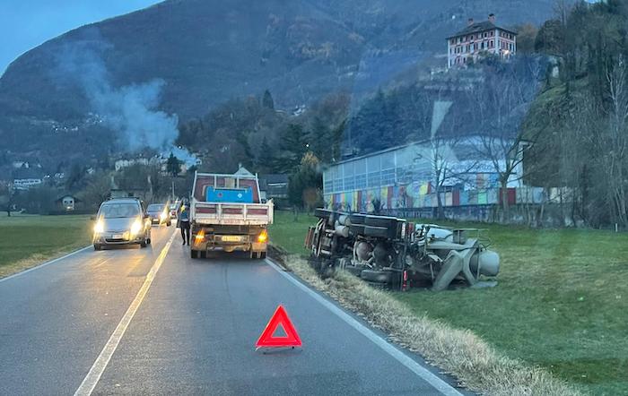 Trontano, betoniera si ribalta