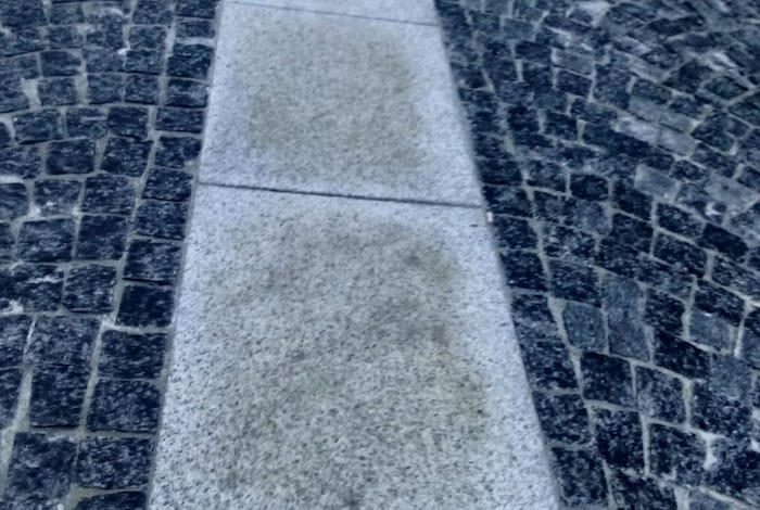 Macchie sulla nuova pavimentazione di via Binda