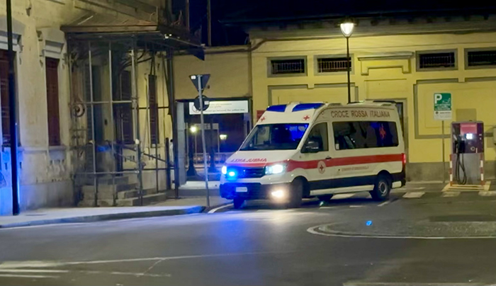Si accascia per un malore sui binari della stazione. Soccorso e portato al Dea