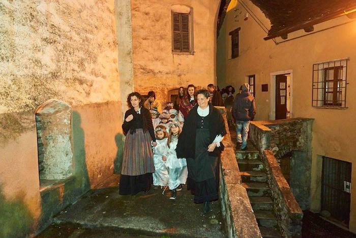Crevoladossola: presepi, mercatini, antichi mestieri... E' festa 