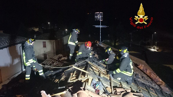 Incendio tetto da canna fumaria, in salvo il proprietario e i suoi tre cani