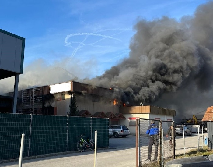 Vallese: incendio in officina, tre intossicati 