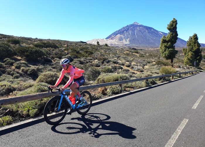 Elisa del deserto: negli Emirati la Longo Borghini prende la maglia rossa