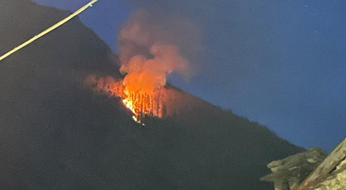 Brucia ancora il bosco sopra Monteossolano: nuovo focolaio