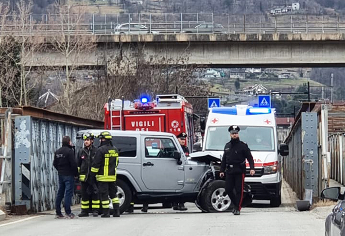 Incidente, auto sbatte contro il ponte Mizzoccola, strada temporaneamente bloccata