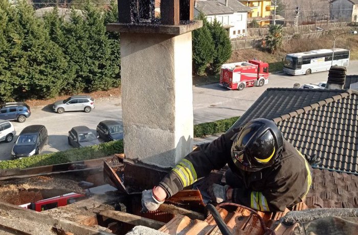Piedimulera, tetto in fiamme