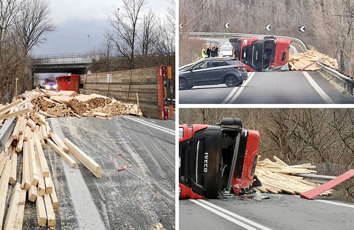 Camion di legna si ribalta in superstrada. Nessun ferito. Foto