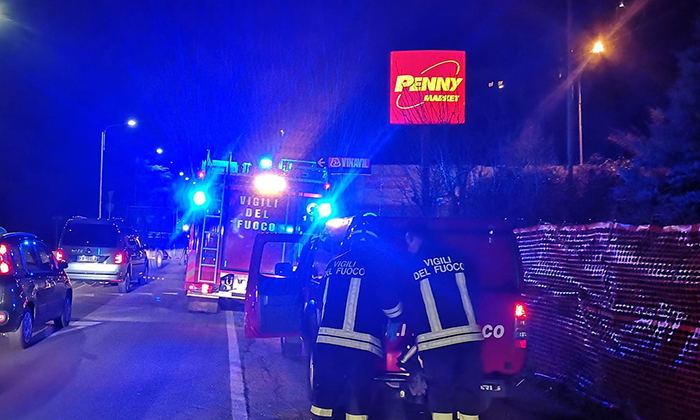 Urta il serbatoio del camion contro il rail e perde gasolio alla rotonda