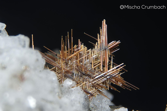 “Micromeraviglie”: a Domo le foto dei microminerali dell’area Veglia– Devero
