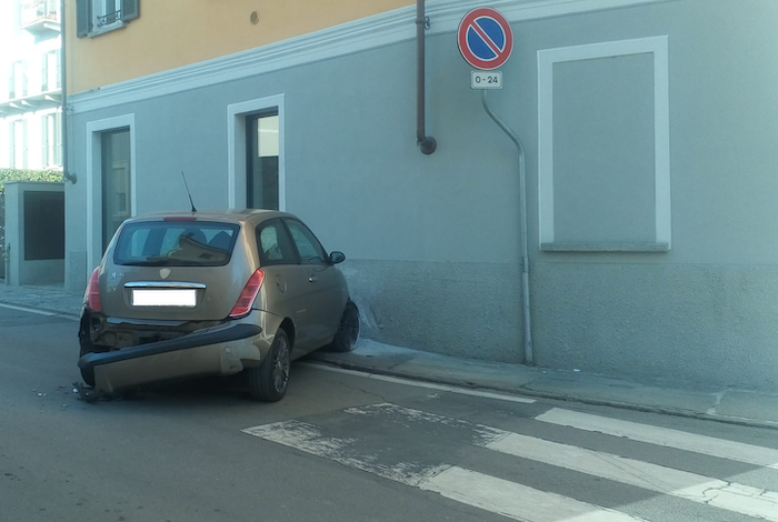 Per evitare un pedone, anziana urta furgone e impatta contro il muro 