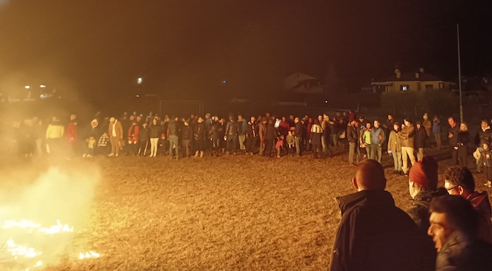 Falò dell’Epifania a Rumianca, la festa e gli omaggi all'anziana Teresa - Foto