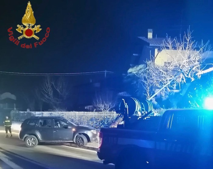 Auto impatta contro un palo della luce e l'abbatte, ferito il conducente 