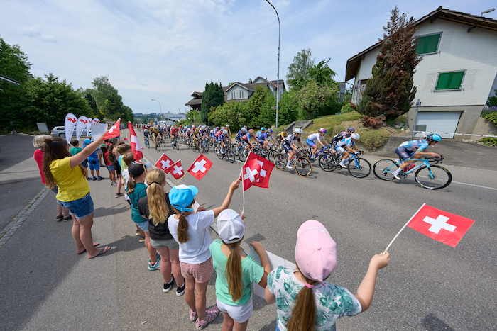 Longo Borghini e Barale col gruppo di testa nella terza tappa del Tour de Suisse