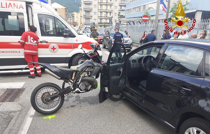 Moto incastrata nell'auto dopo l'incidente. Intervengono i Vvf