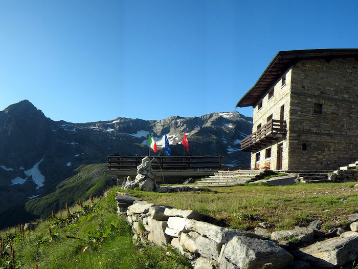 Il rifugio Andolla danneggiato da un fulmine, resta aperto 