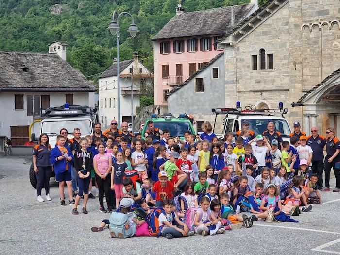 I bimbi di Montecrestese a lezione antincendio dagli Aib - Foto